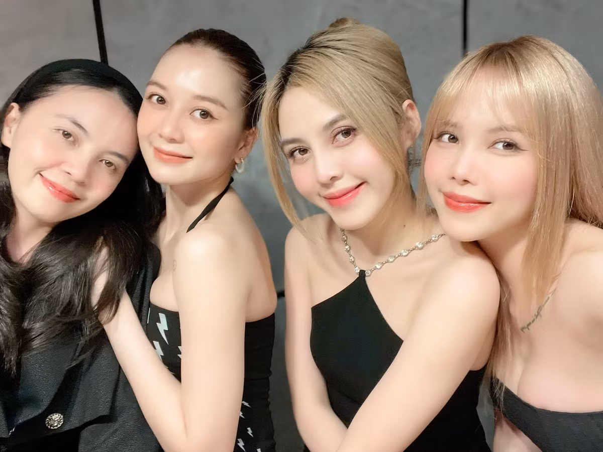 Trong số 4 ái nữ nhà họ Thiều, chỉ có Thiều Bảo Trang và Thiều Bảo Trâm gia nhập showbiz, còn chị cả Thiều Khánh Điệp và chị ba Thiều Anh Đào đều đã lập gia đình và theo sự nghiệp kinh doanh.