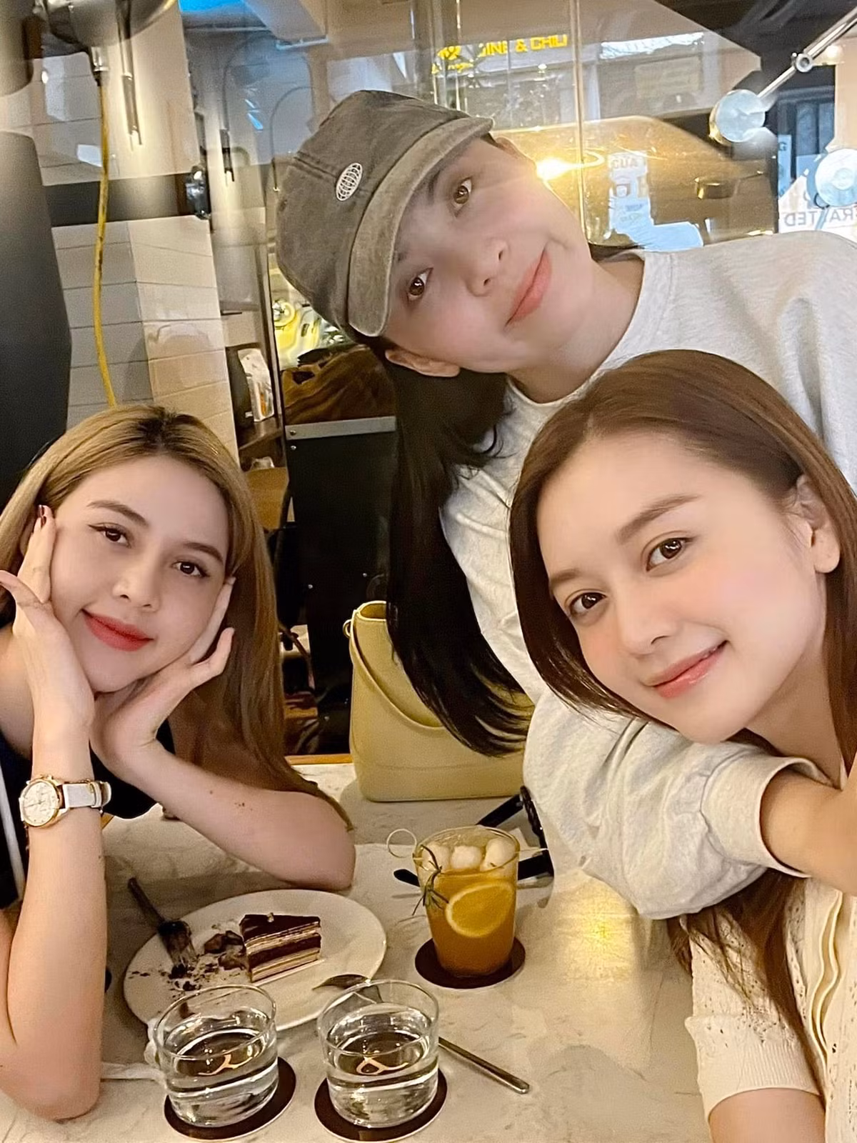 Bộ tứ nhà họ Thiều đúng chuẩn "con gái nhà người ta". Ai nấy đều xinh đẹp và quyến rũ.