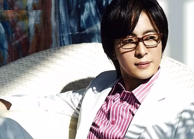 Bae Yong Joon còn đầu tư vào công ty Blitzway, công ty này do CEO Bae Sung Woong, cựu quản lý của Bae Yong Joon và cựu CEO của KeyEast, làm chủ.