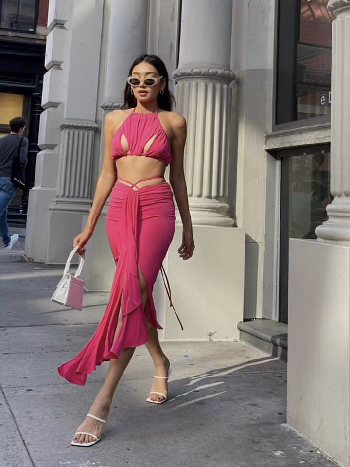 Bộ váy hồng sexy giúp người đẹp 27 tuổi khoe body nhờ những phần cut out đẹp mắt