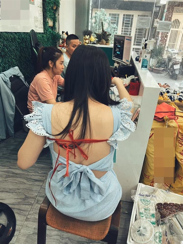 Không chỉ tự "dìm hàng" mình, Huy Khánh cũng khiến bà xã xinh đẹp Mạc Anh Thư trở thành "nạn nhân" trong những bức ảnh hài hước. "Tôi đã mém cười ra nước mắt với bức ảnh này. Cô ấy là ai vậy, đây là thời trang hay vì thời cuộc? Nghe đồn thôi nha, đây là bà chủ đang live bán hàng đó. Mọi người mua ủng hộ bả nha", nam diễn viên "bóc phốt" bức ảnh hậu trường của vợ.
