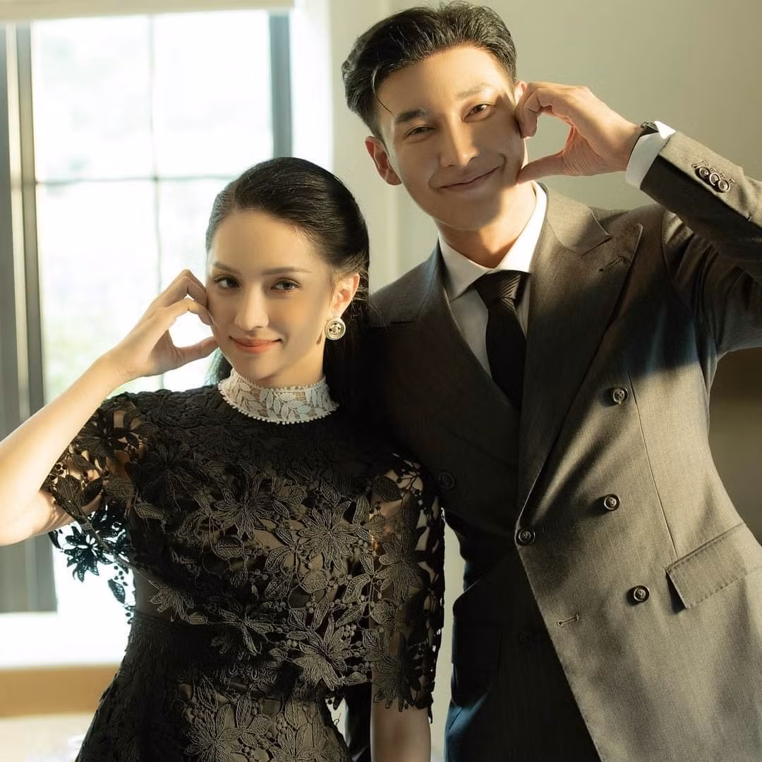 Trước thời điểm ra mắt MV Hương Giang bị "tiểu tam" cướp chồng, giọng ca chuyển giới đã nhấn mạnh: "Âm nhạc chỉ là âm nhạc, kể cả series Adodda lẫn series này Hương Giang chưa bao giờ kể chuyện gì cuộc đời mình trong đó nha mọi người ơi, nên không nên suy diễn ảnh hưởng tới những người không liên quan".