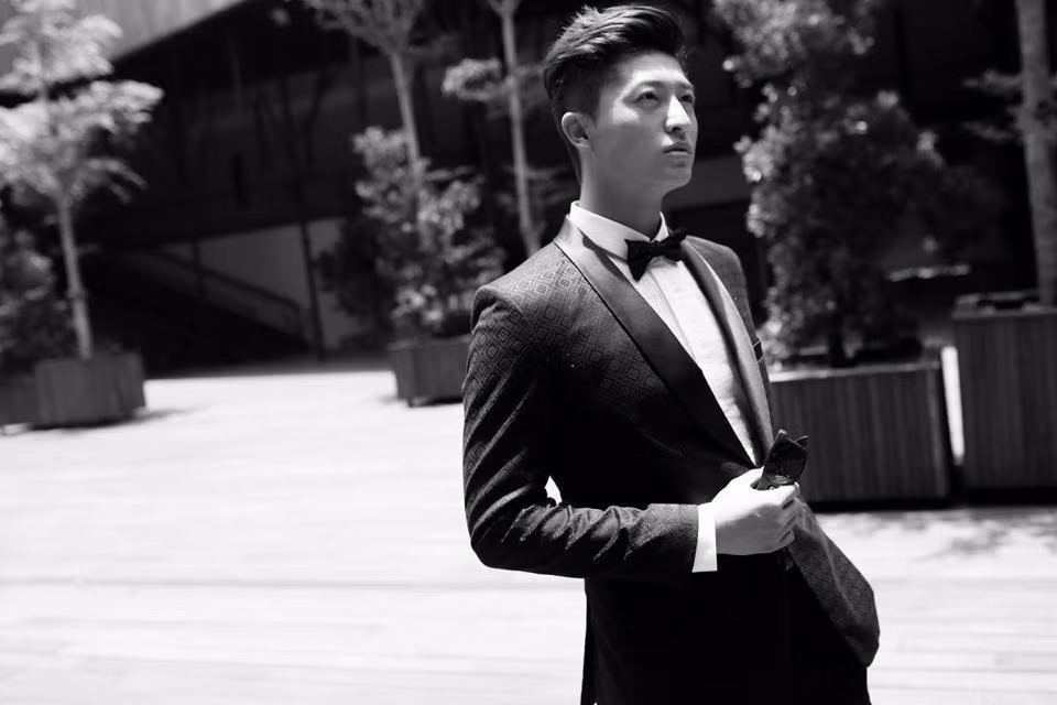 Tuy nhiên, năm 2017, Harry Lu bất ngờ bị nạn giao thông nghiêm trọng làm biến dạng gương mặt. Nam diễn viên mất 1 năm để phục hồi sức khỏe. Đáng chú ý, anh phải trải qua 20 lần phẫu thuật mũi, xương quai hàm.