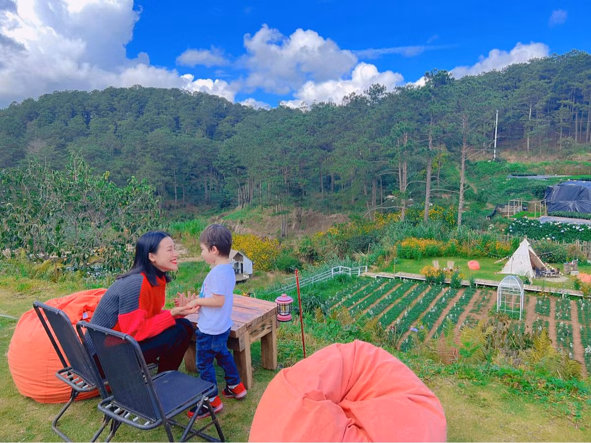 Á hậu Hoàng Oanh từng chia sẻ về con trai rằng, con đã biết nói thương bà ngoại, thương mẹ, biết lẳng lặng ra bật quạt khi mẹ nói “nóng quá”, trong sự ngỡ ngàng của cả nhà.