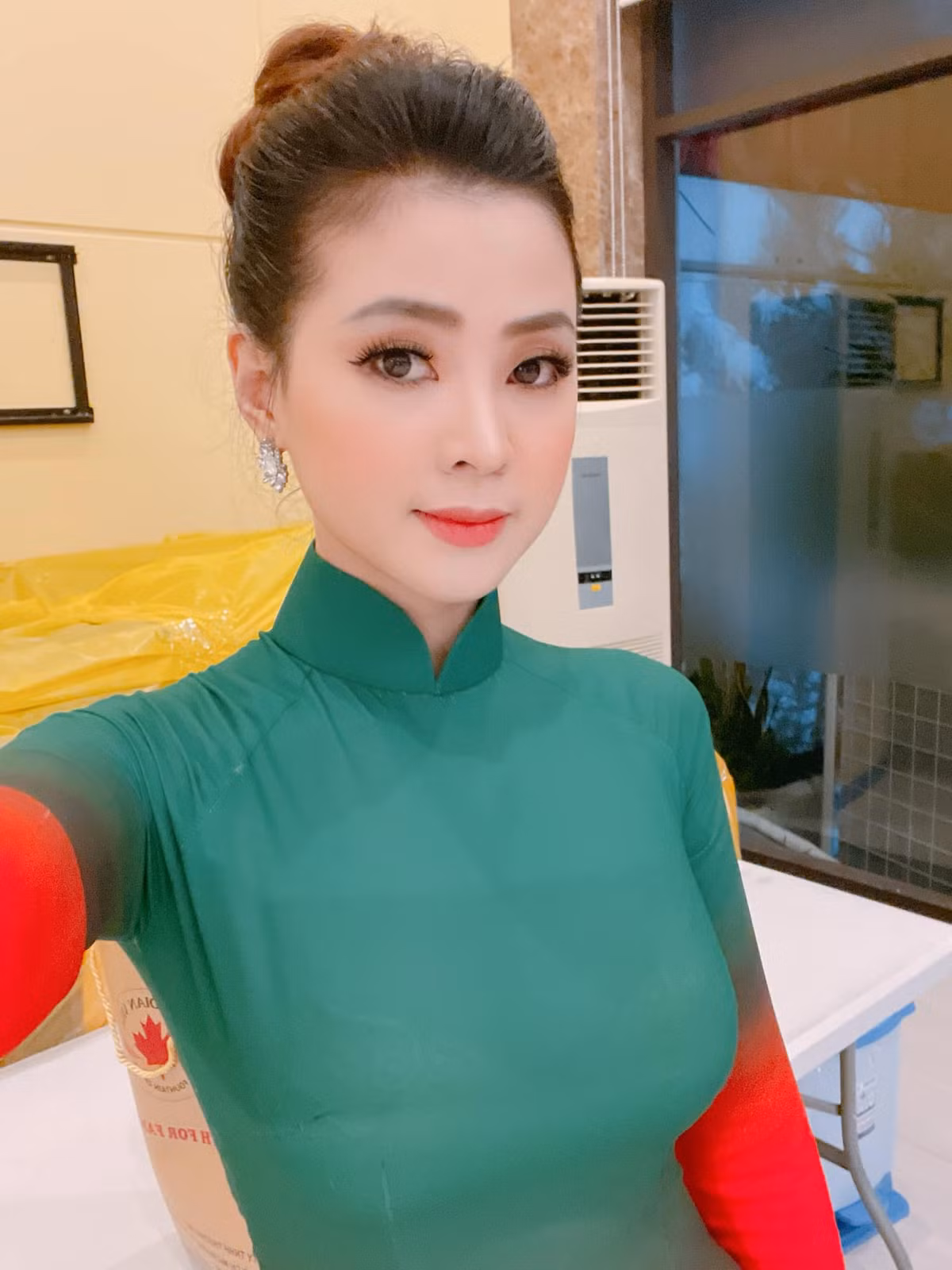 Thiên Hương từng tham gia cuộc thi Duyên dáng Bolero. Ngoài hoạt động nghệ thuật, bạn gái của Minh Luân còn bận rộn với công việc kinh doanh.