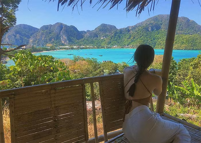 Áo yếm nâu, quần linen trắng, chỉ vậy thôi mà sao nhìn Phương Anh Đào quyến rũ đến lạ.