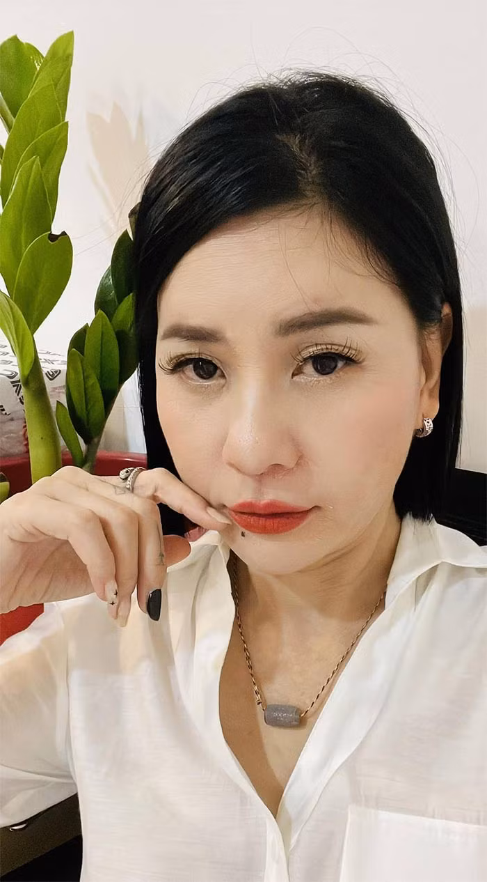Nữ diễn viên 52 tuổi trẻ trung hơn nhờ cách chọn trang phục, trang điểm và để tóc.