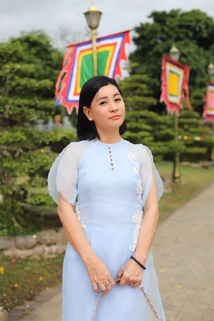 Trang phục nhã nhặn, cách trang điểm nhẹ nhàng giúp Cát Phượng tươi trẻ hơn so với trước.