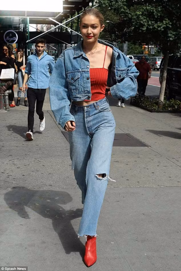 Hadid theo nghiệp mẫu từ khi còn nhỏ và trở thành người mẫu nhí cho Baby Guess khi mới hai tuổi. (Ảnh: fashionsizzle)
