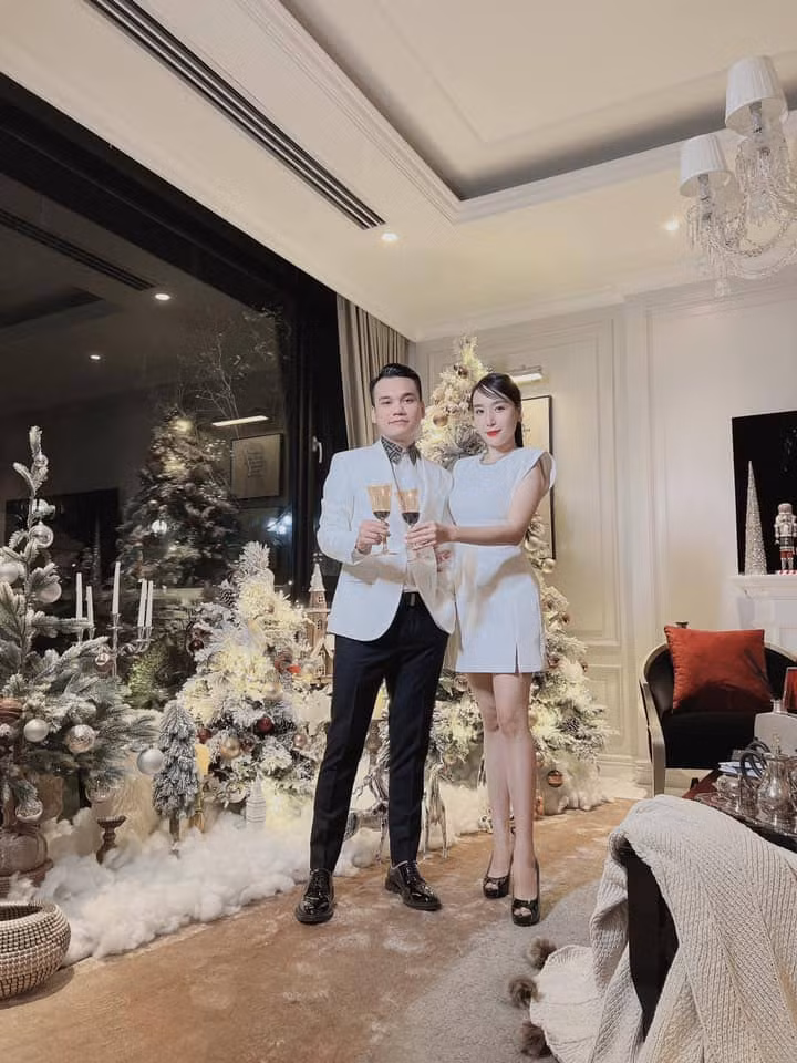 Với số tài sản hiện tại từ bất động sản tới xe sang, ca sĩ Khắc Việt được bạn bè trong giới gọi vui là "đại gia ngầm" của Vbiz.