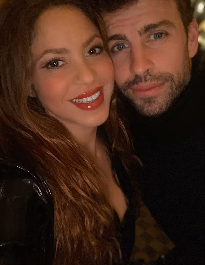 Shakira hơn Pique 10 tuổi. Cặp đôi quen nhau từ năm 2010 ngay trước khi Pique cùng đội tuyển Tây Ban Nha của anh bước lên ngôi vô địch World Cup tại Nam Phi. Shakira cũng chính là ca sĩ hát ca khúc Waka Waka tại World Cup năm đó.