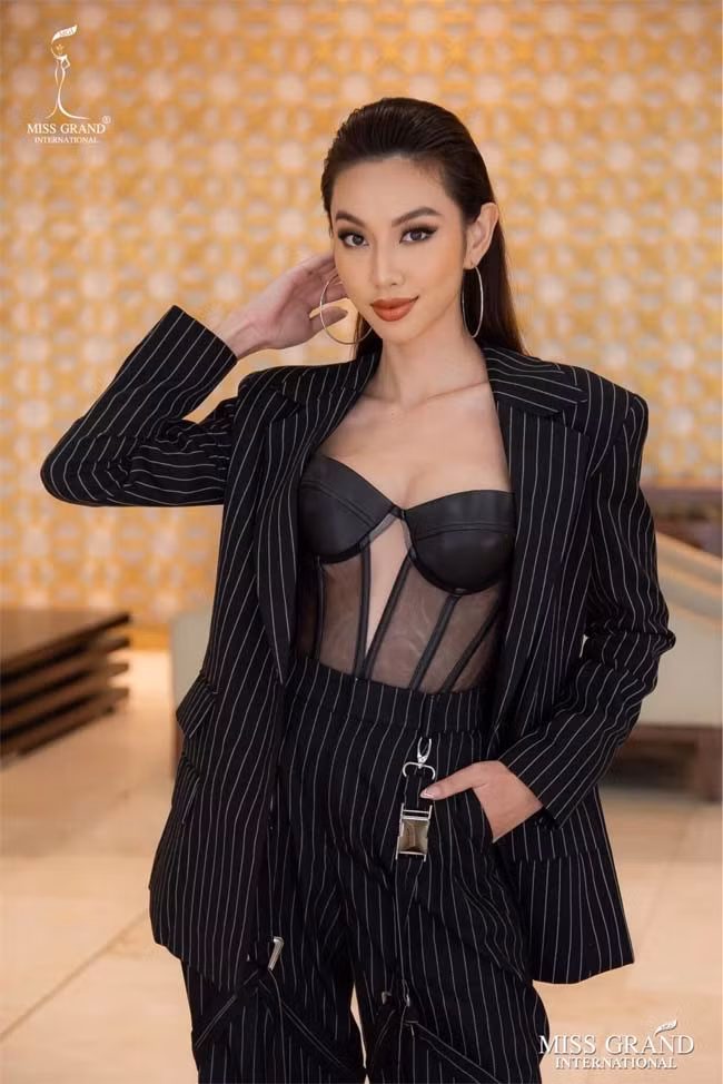 Bộ vest kẻ đen trở nên mềm mại và quyến rũ hơn khi Thuỳ Tiên kết hợp với chiếc áo corset bên trong. (Ảnh: FBNV)