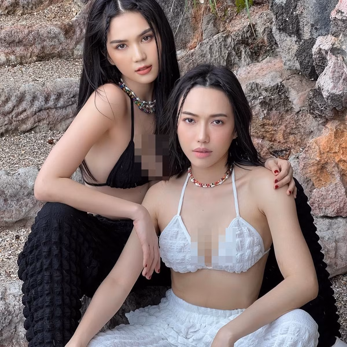Trên trang Instagram cá nhân của mình, Ngọc Trinh vừa tung loạt ảnh diện đồ đôi gợi cảm bên đàn em Diệu Nhi. Được biết, bộ ảnh được cả hai thực hiện trong chuyến du lịch tại Thái Lan.