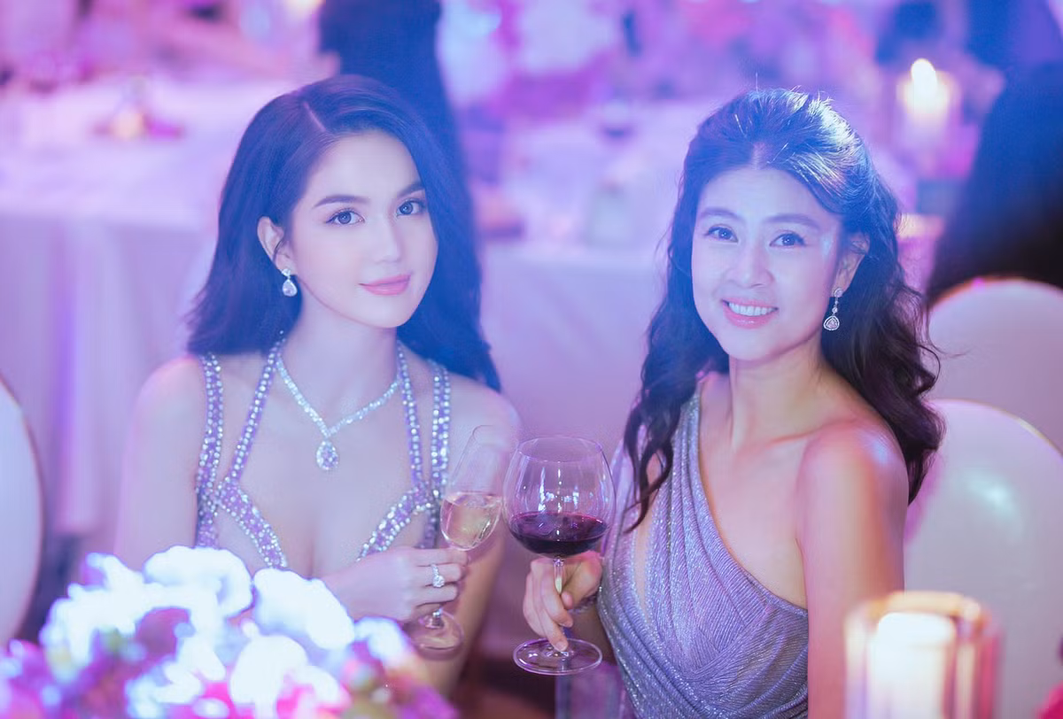 Diễn viên Kim Thư đẹp gợi cảm không kém đàn em.
