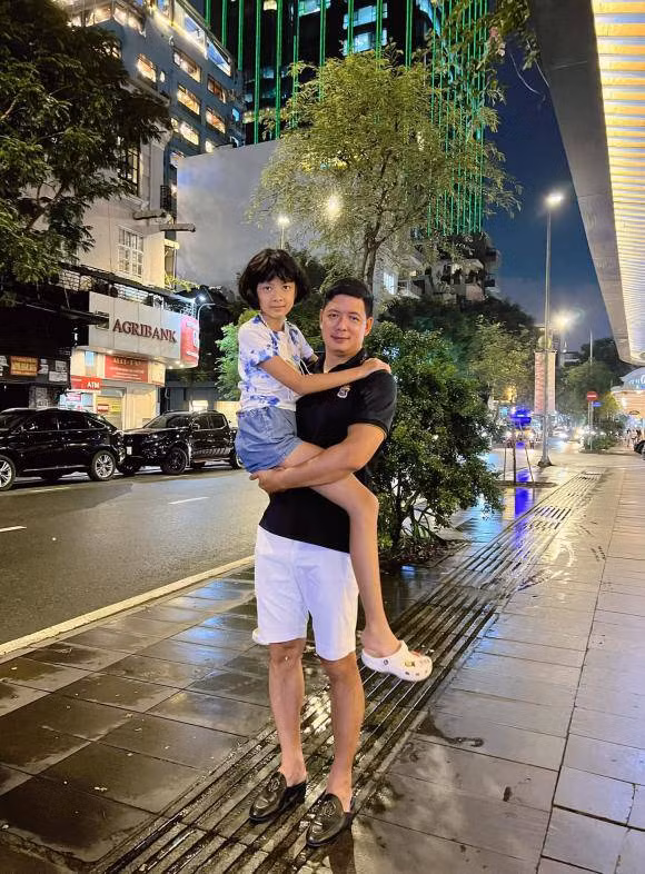 Nam siêu mẫu cũng nổi tiếng trong giới Vbiz là ông bố yêu chiều con.