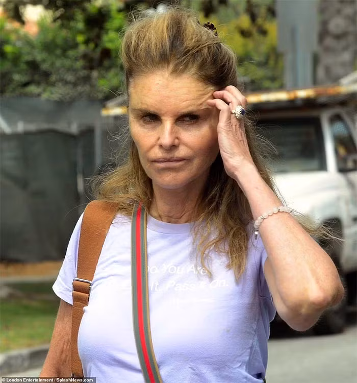 Maria Shriver, vợ cũ của người hùng cơ bắp Arnold Schwarzenegger, lộ khuôn mặt già nua, nhăn nheo khác lạ khi đi dạo ở Los Angeles mới đây. (Ảnh: Splashnews)