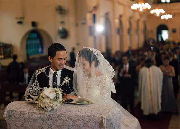 Năm 2012, Tăng Thanh Hà kết hôn cùng Louis Nguyễn. Về làm dâu nhà đại gia, "ngọc nữ màn ảnh Việt" rút lui hoàn toàn khỏi showbiz và tập trung chăm lo cho gia đình nhỏ.
