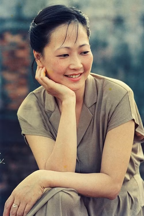 Như Quỳnh gây ấn tượng bởi đôi mắt một mí biết nói, phong thái đoan trang đúng kiểu con gái Hà Nội xưa.