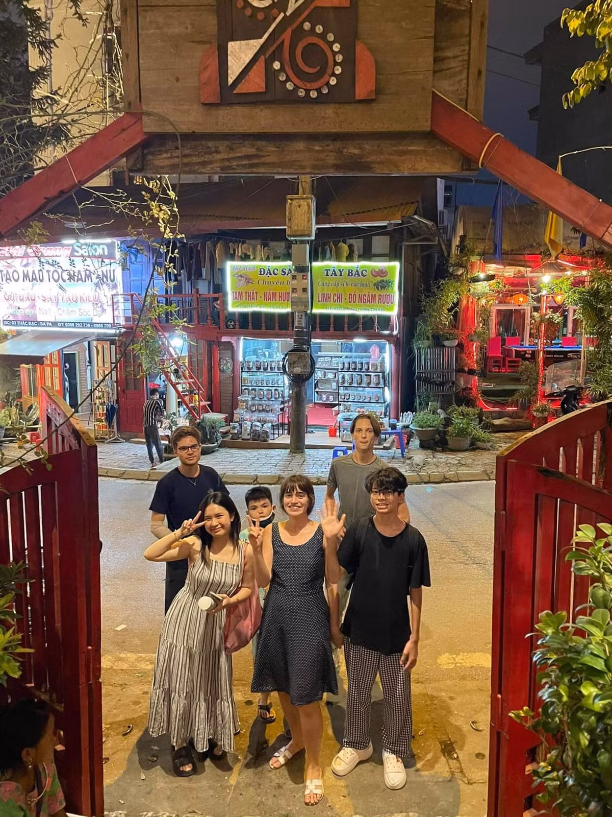 Nam diễn viên "Em và Trịnh" thường xuyên chia sẻ những câu chuyện về cuộc sống, học hành, sở thích của các con lên trang cá nhân.