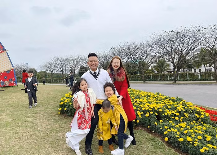 Ngoài sự nghiệp thành công với vai trò ca sĩ, Tuấn Hưng còn là một trong những ngôi sao có hôn nhân hạnh phúc viên mãn của Vbiz.