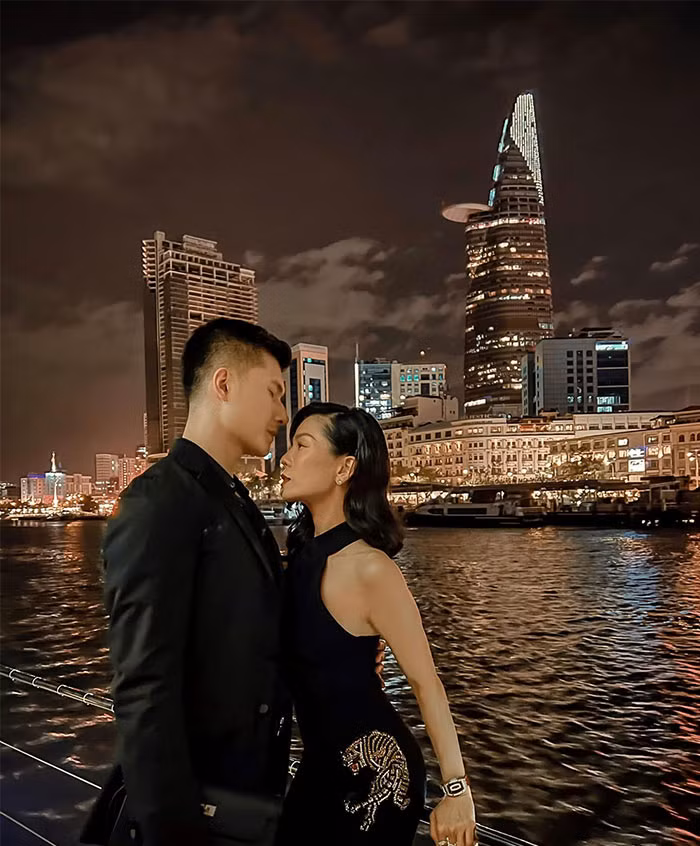 Trong loạt ảnh đi chơi cùng nhau mới đây, khi Lâm Bảo Châu thể hiện lời nói ngọt ngào với Lệ Quyên trên trang cá nhân, một tài khoản đã bình luận: "Xạo xạo, chưa chia đất đai sổ đỏ cho thì có. Chia rồi thì saygoodbye chứ ở đó mà yêu với đương...".