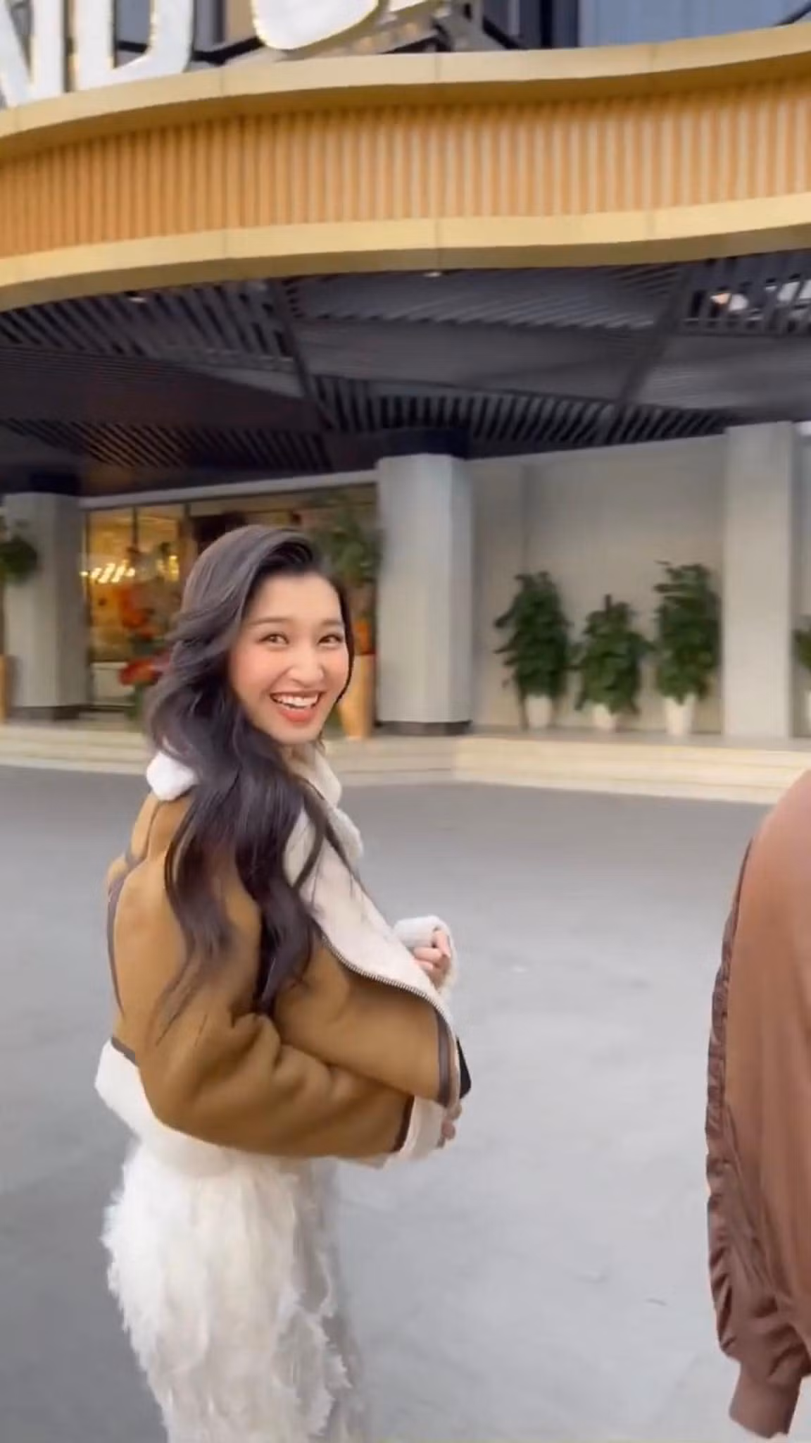 Phương Nhi liên tục quay về phía người bạn quay clip bày tỏ sự sung sướng.