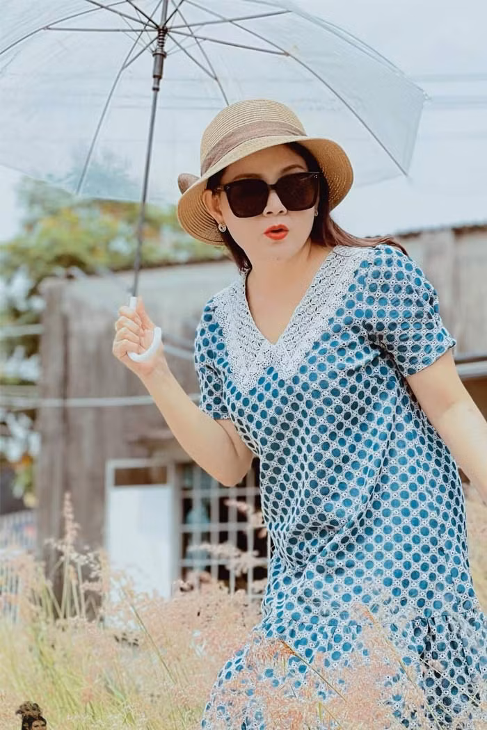 Vợ ba NSƯT Kim Tử Long thường chọn cho mình những chiếc váy trẻ trung để "ăn gian" tuổi.