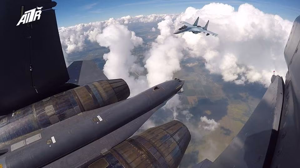 Camera đặt ở đuôi Su-35 quay chiếc máy bay chiến đấu Su-30SM.