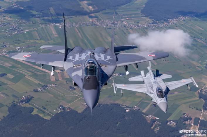 “Kỳ phùng địch thủ” MiG-29 và F-16 “sát cánh bên nhau”.