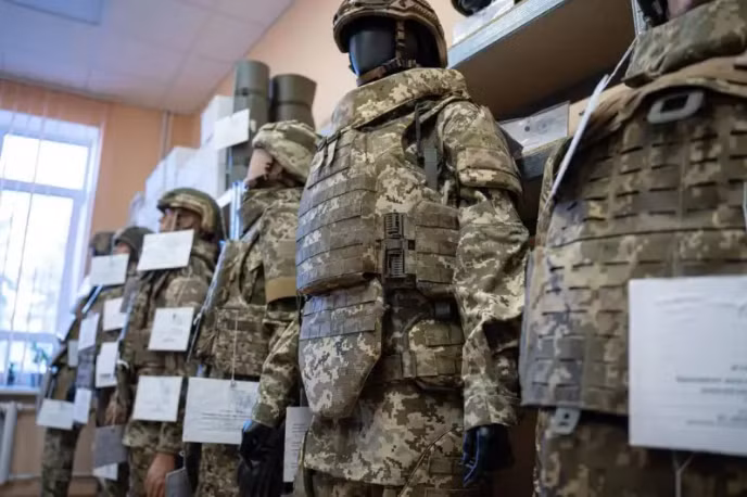 Được phát triển bởi Công ty "Ukrainian Armor", bộ áo giáp phù hợp với cơ thể phụ nữ sẽ nặng 10,5 kg. Sự khác biệt chính so với áo giáp tiêu chuẩn là tấm giáp cong, vai thu hẹp và phần dưới mở rộng. Ảnh: Topwar.