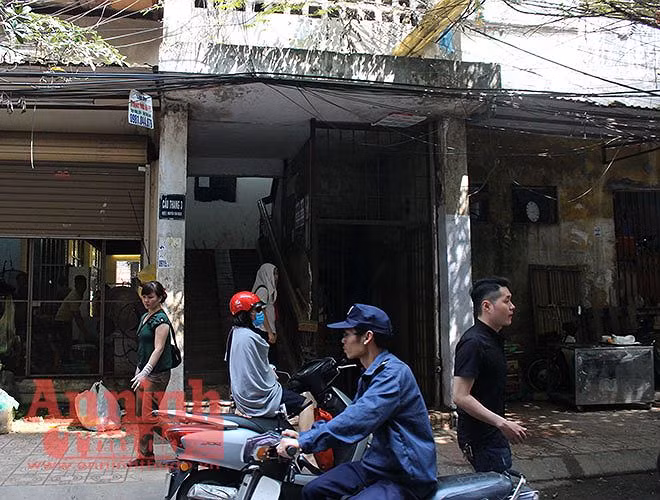 Nơi xảy ra vụ cô gái tử vong bất thường liên quan đến nam "ca sĩ hội chợ" Châu Việt Cường nằm trong một con ngõ trên đường Nguyễn Văn Ngọc, phường Cống Vị, quận Ba Đình, Hà Nội.