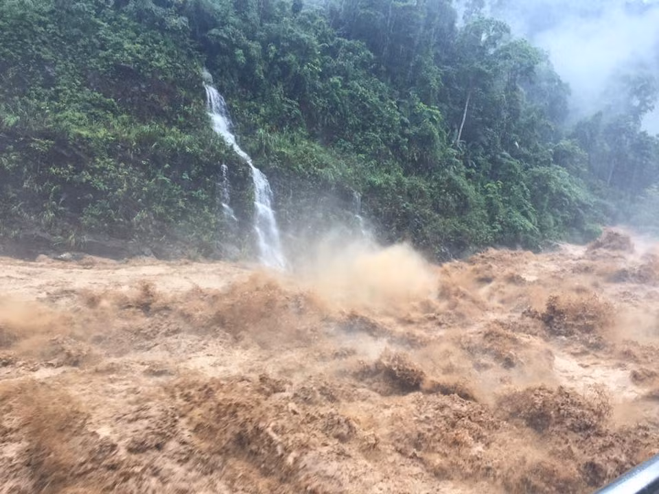 54 nhà bị nước mưa, đất, đá trôi sạt vào trong nhà (23 nhà ở huyện Sìn Hồ, 23 nhà ở huyện Tân Uyên, 8 nhà huyện Than Uyên); 04 nhà, 03 lán tạm bị lũ cuốn trôi hoàn toàn (02 nhà huyện Than Uyên; 02 nhà huyện Sìn Hồ).