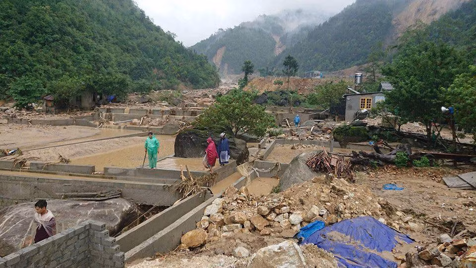 Mua lu o Tay Bac: Sat lo dat vui lan, cong nhan thi cong cau duong tu vong