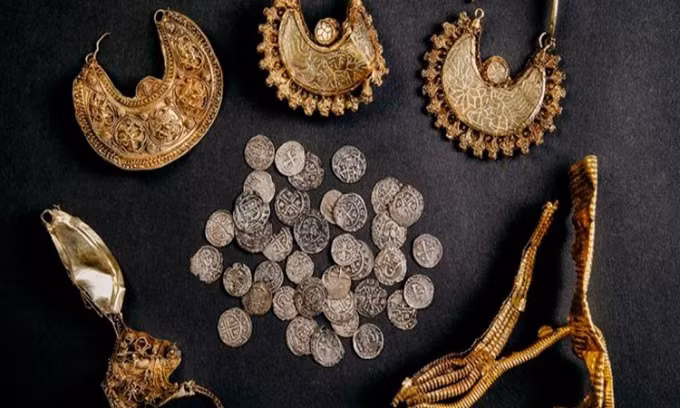 Mới đây, các nhà khảo cổ tại Bảo tàng Cổ vật Quốc gia Hà Lan (Rijksmuseum van Oudheden) đã xác định niên đại của kho báu trên.