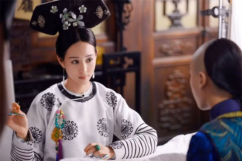 Nguyên do là bởi người Trung Quốc thời xưa rất chú trọng đến vẻ ngoài của thi thể. Phi tần quá cố sẽ được trang điểm để trở nên đẹp hơn, giữ được phong thái vương giả, trang nghiêm khi sang thế giới bên kia.