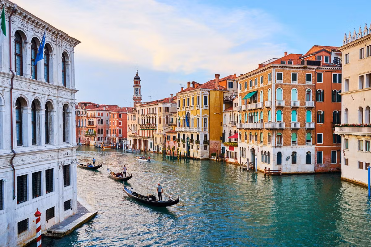 Tốc độ chìm của thành phố Venice đang tăng nhanh chóng trong 100 năm gần đây, với mức lún đất khoảng 24 cm. Để giúp thành phố này không biến mất khỏi Trái đất, chính phủ Italy đã cấp ngân sách tỷ Euro cho một dự án phòng chống lũ lụt.