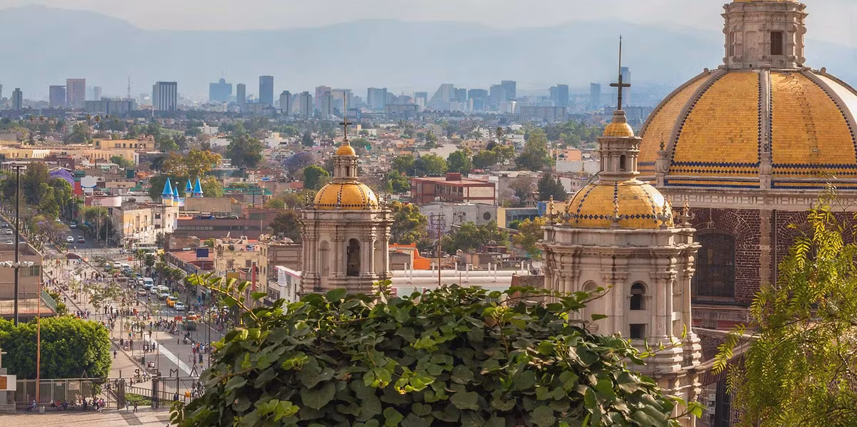 Theo nghiên cứu của các chuyên gia, Mexico City đang chìm với tốc độ 10 cm/năm. Nếu tình trạng này tiếp tục tiếp diễn trong những năm tới thì thành phố này hoàn toàn có thể bị nhấn chìm dưới nước.