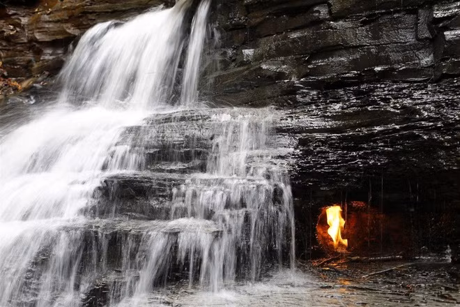 Từ đây, một giả thuyết cho rằng, ngọn lửa bên trong thác Eternal Flame có thể được bổ sung nhiên liệu để đốt cháy nhờ quá trình địa chất kỳ lạ mà giới khoa học chưa biết đến.