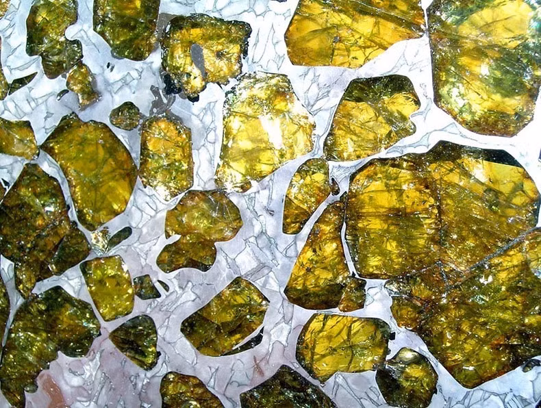Do có hình dáng và màu sắc ấn tượng, pallasite là một trong những vật liệu ngoài hành tinh đầu tiên được giới khoa học nhận dạng và công nhận. Chúng cung cấp thông tin quan trọng, thậm chí độc nhất vô nhị về hệ Mặt trời do được hình thành cách đây khoảng 4,5 tỷ năm.