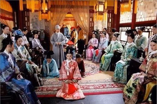 Điều này khiến phi tần - chủ nhân của cung nữ đó vô cùng tức giận. Nguyên do là bởi cung nữ xuất thân thấp kém đó được vua sủng hạnh nên giờ có vị trí gần như ngang bằng, thậm chí cao hơn mình.