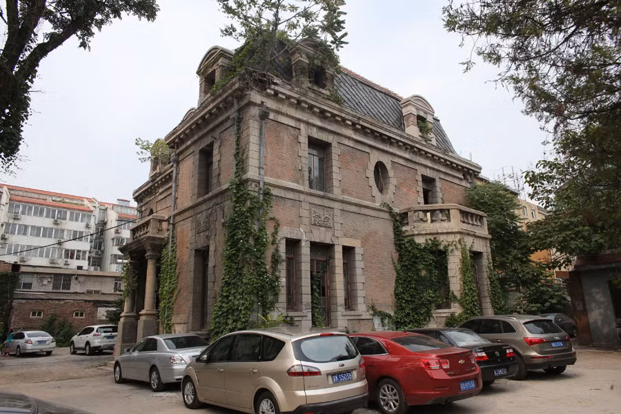 Được xây dựng vào năm 1910, ngôi nhà số 81 Triều Nội được mệnh danh là “Đông phương tứ đại hung trạch" (có nghĩa đây là một trong 4 ngôi nhà Đông Phương có hung khí nặng nhất). Ngôi nhà "ma quái" này gắn liền với nhiều câu chuyện, lời đồn ma quái, khó lý giải.