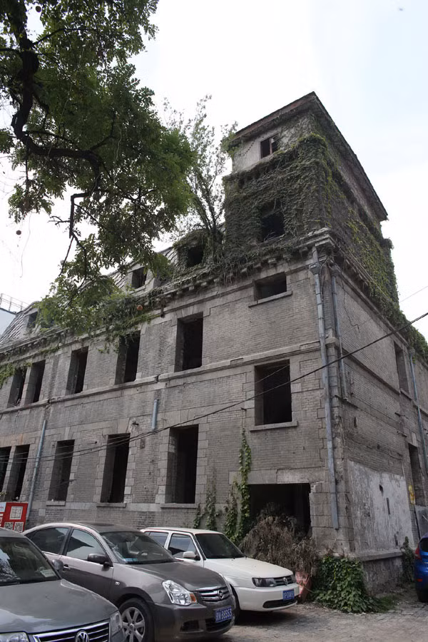 Kỳ bí hơn, vào mùa Hè năm 2001, một số công nhân uống quá say nên đã vô tình đi vào ngôi nhà số 81 Triều Nội để tìm nơi đi vệ sinh. Tuy nhiên, những người này chỉ có đi vào mà không bao giờ trở ra.