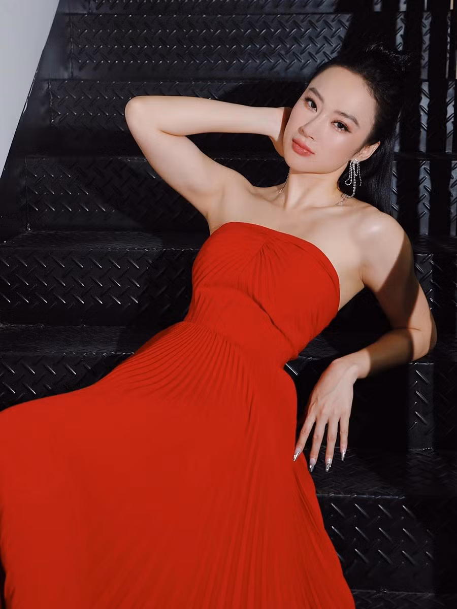 Thời trang dự sự kiện của nữ diễn viên gần đây luôn gắn liền những mẫu đầm sang trọng, nữ tính nhưng có kiểu dáng hở thân trên, giúp cô khoe phần bắp tay cùng vai săn chắc, khỏe khoắn.