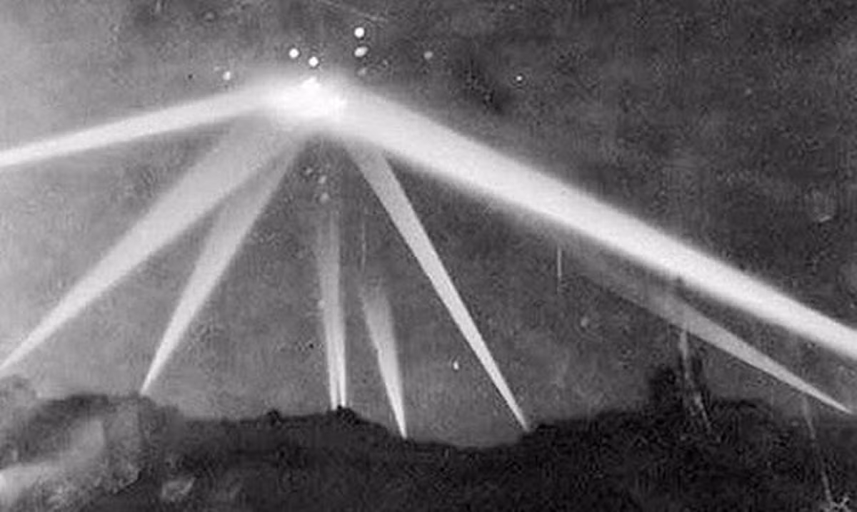 Sự kiện xảy ra ở thành phố Los Angeles, Mỹ đêm ngày 24/2/1942 được cho là có liên quan đến UFO của người ngoài hành tinh. Sự việc này bắt nguồn từ việc quân đội Mỹ phát hiện một số vật thể không xác định xuất hiện trên không phận Los Angeles.