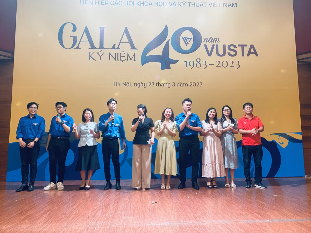 Gala van nghe Chao mung Ky niem 40 nam thanh lap Lien hiep Hoi Viet Nam-Hinh-5