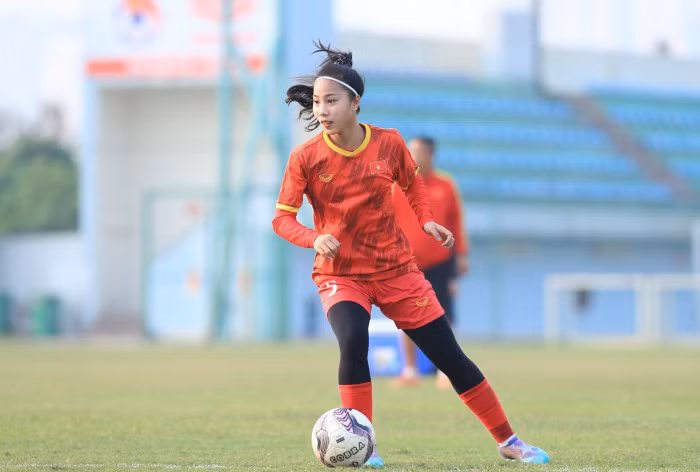 Cầu thủ sinh năm 2004 được đánh giá là "lá chắn thép" nơi hàng phòng ngự U20 nữ Việt Nam, góp công lớn vào tấm vé đi tiếp của toàn đội.