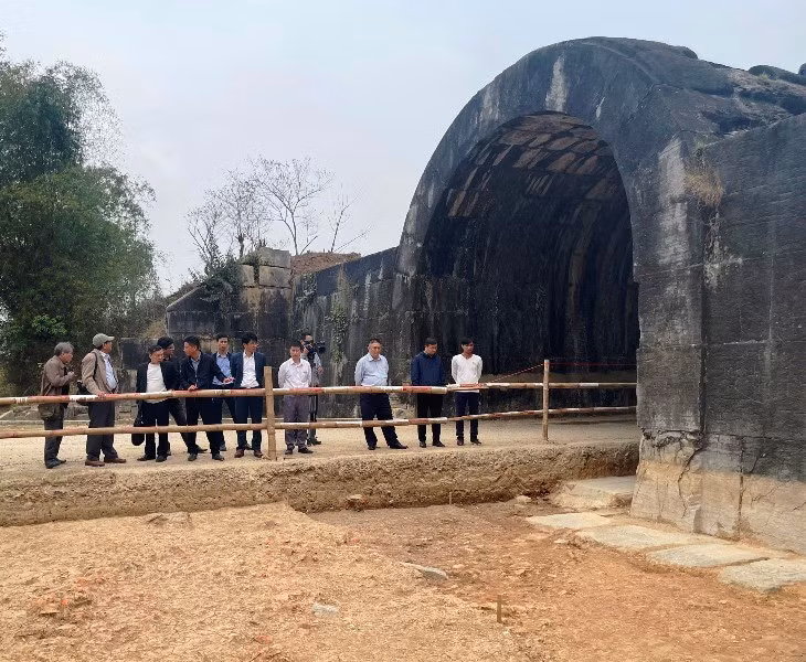 Đợt khai quật lần này cũng xác định trục trung tâm chính là dấu tích con đường Hoàng Gia nối từ cổng Nam lên khu vực chính điện. Ảnh: Nhân dân.