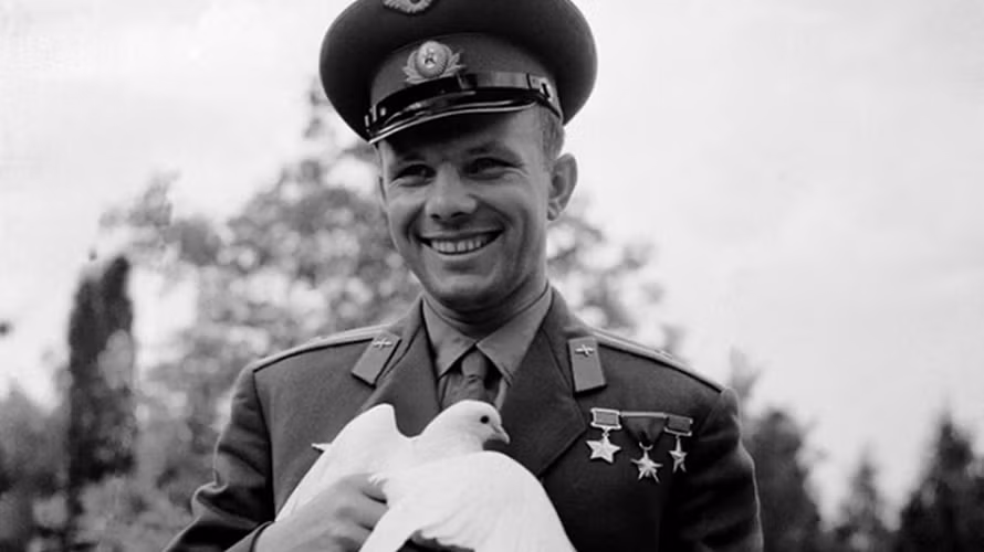 Theo kỹ sư trưởng của chương trình Sergei Korolev, để phù hợp với không gian hạn chế trong tàu vũ trụ Vostok, các ứng viên phải nặng dưới 72 kg và không cao quá 1m70.