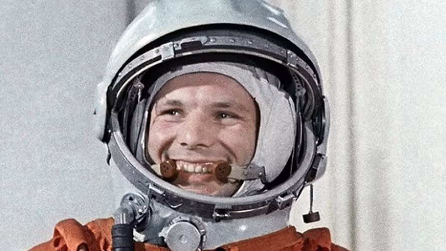 Khi đóng quân tại căn cứ Loustari, gần biên giới Na Uy, ông Gagarin được chọn tham gia chương trình không gian của Liên Xô. Ông là một trong số 157 phi công được tuyển chọn từ các đơn vị không quân của Liên Xô.