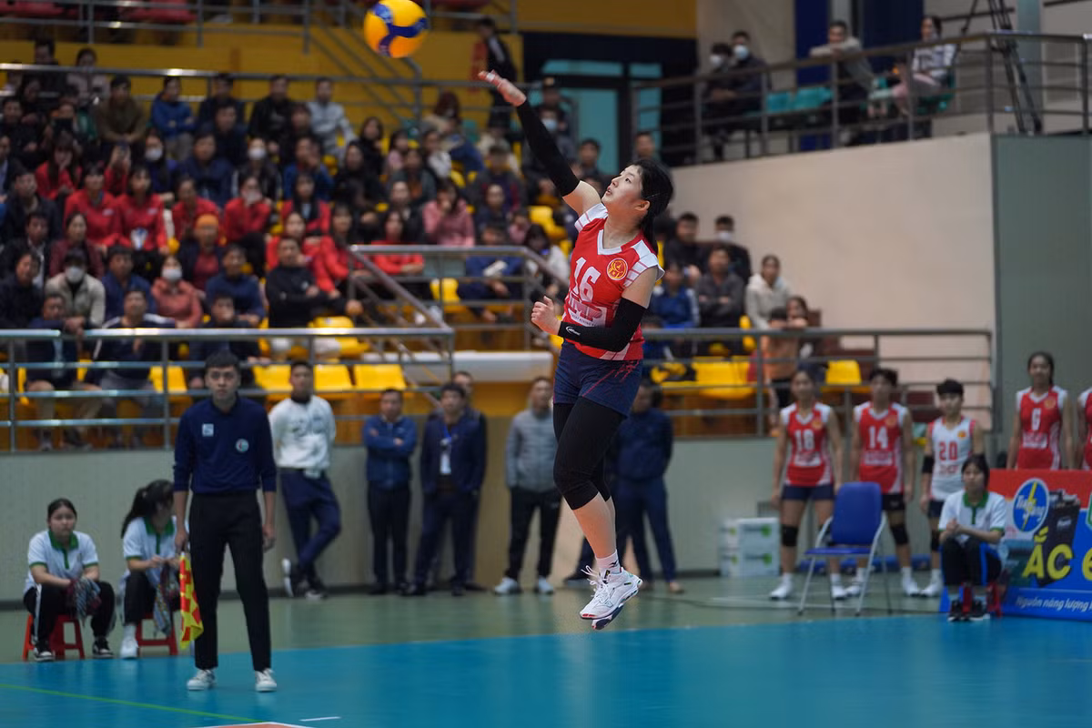 Trên sân, Aimi Tsuzuki chỉ cao hơn các Libero, nhưng thi đấu nổi bật với những pha đập bóng sau vạch 3m.